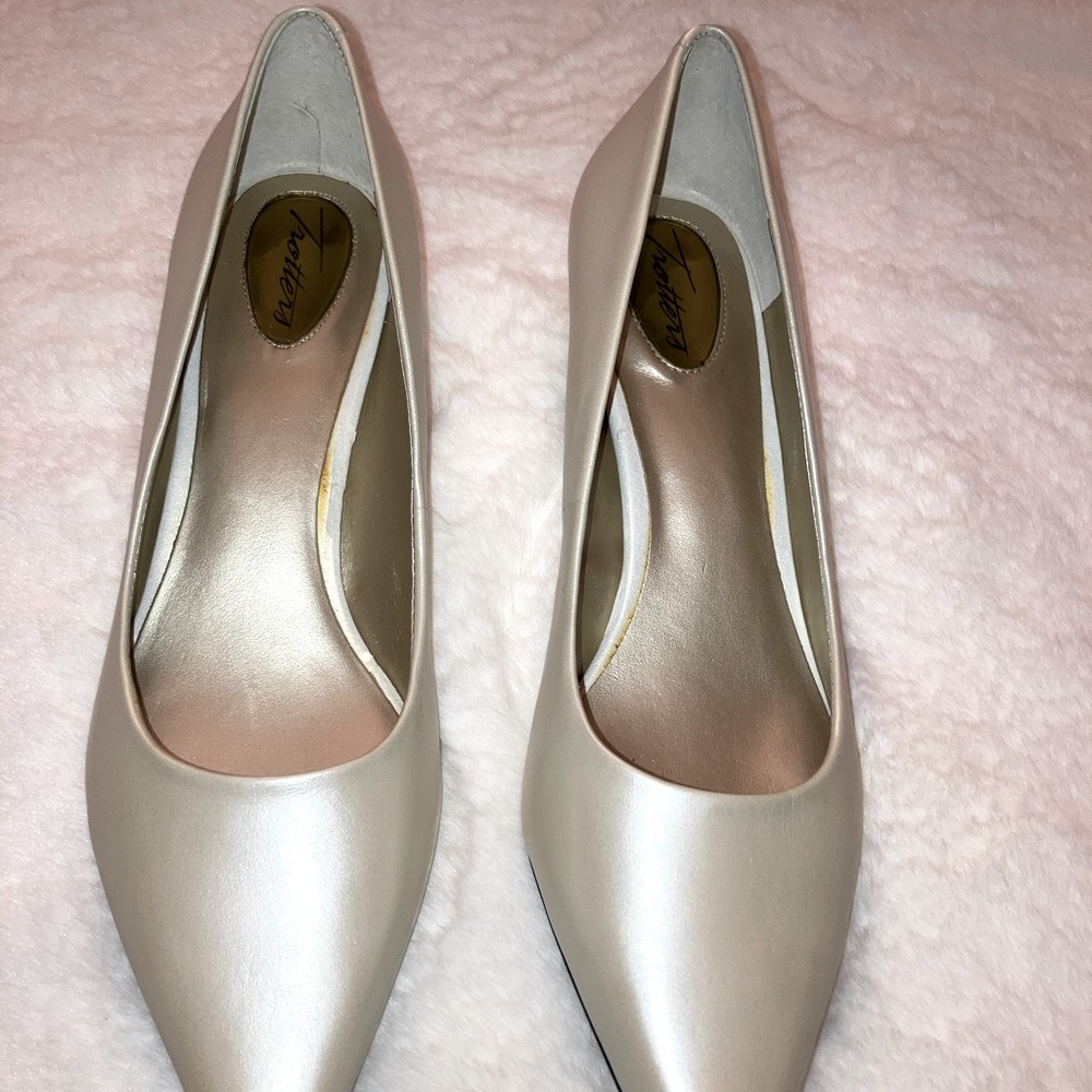 Trotters Paulina Leather Pointed-Toe Kitten Heels in Champagne Color, Size 8